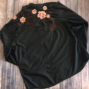 ❗️SOLD❗️3J Men’s Embroidered Button Down Shirt